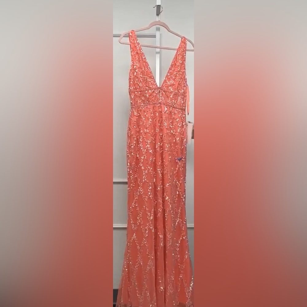 Mac Duggal Sequined Plunge Neck Sleeveless Column Gown- RETAILS 598 - Picture 4 of 4